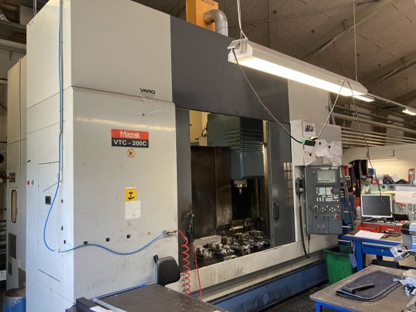 Brugt Mazak bearbejdningscenter type VTC - 200C årgang 2002