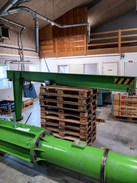 Brugt 1000 kg komplet Demag svingkran totalhøjde 5500MM
